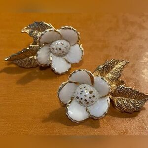 Vintage Castlecliff Flower Clip On Earrings Gold Tone Floral Signed Pair Jewelry